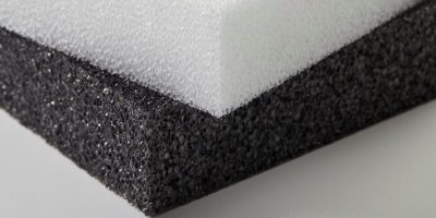 دیوار پوشیده شده با فوم آکوستیک در یک اتاق ضبط